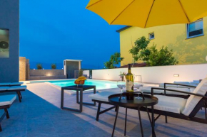 Отель Lucky Luke Pool Apartments  Новалья